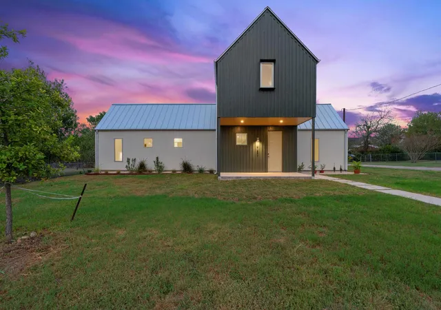 Photo 1 of Single family home for sale at 420 S Brazos St, Lockhart, TX 78644 | MLS# 5594360 | Listing updated on 2026-10-15