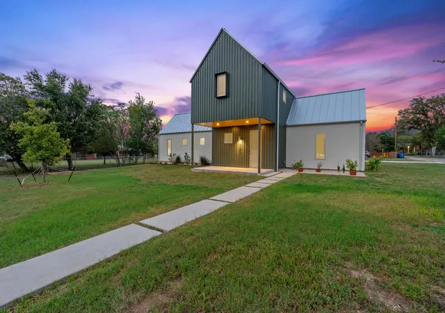 Photo 2 of Single family home for sale at 420 S Brazos St, Lockhart, TX 78644 | MLS# 5594360 | Listing updated on 2026-10-15