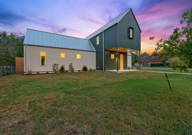 Photo 3 of Single family home for sale at 420 S Brazos St, Lockhart, TX 78644 | MLS# 5594360 | Listing updated on 2026-10-15
