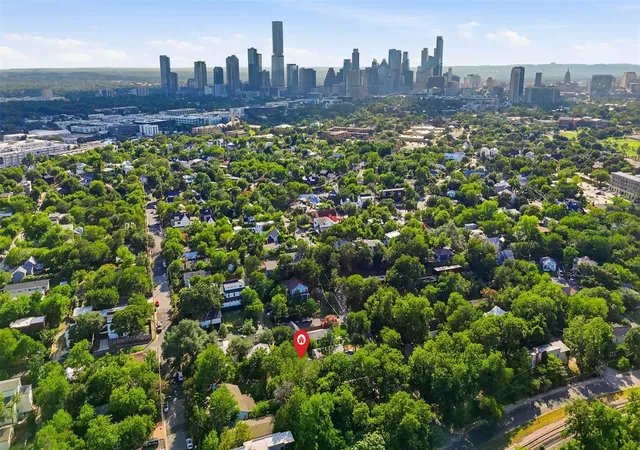 Listing Photo 5 - Condo for sale in building located at 2505 E 11th St, Austin, TX 78702 - Unit #2