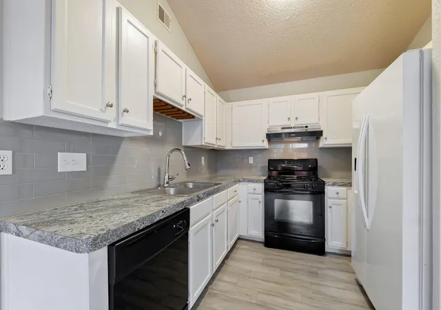 Listing Photo 5 - Condo for sale in building located at 12310 Furrow Cv, Austin, TX 78753 - Unit #A