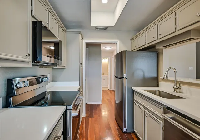 Listing Photo 4 - Condo for sale in building located at 3840 Far W Blvd, Austin, TX 78731 - Unit #103