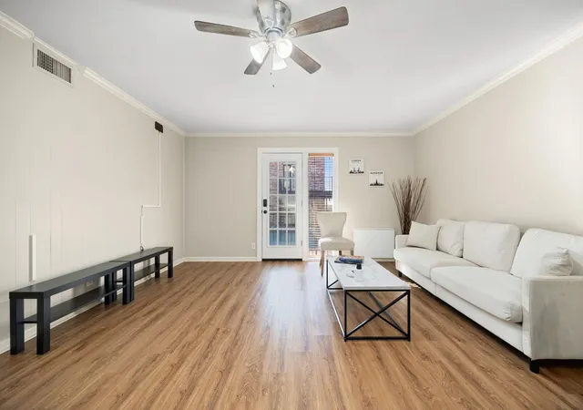 Listing Photo 4 - Condo for sale in building located at 6501 E Hl Dr, Austin, TX 78731 - Unit #111