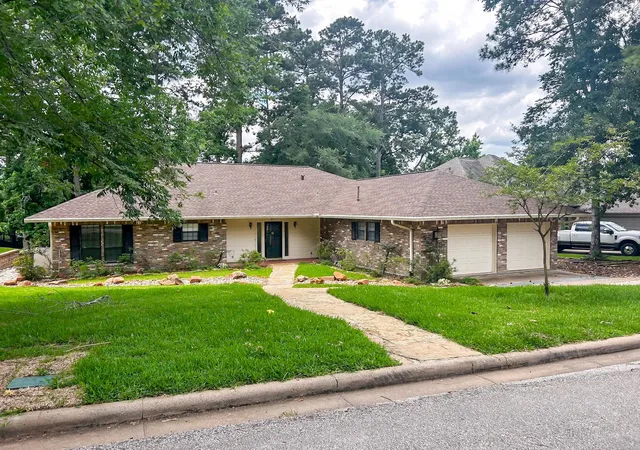 2nd image of 813 River Oaks Dr, Huntsville, TX 77340 | MLS# 1127261