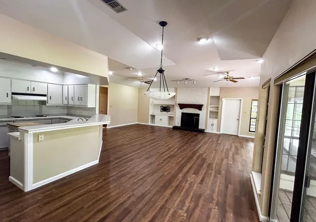 5th image of 813 River Oaks Dr, Huntsville, TX 77340 | MLS# 1127261