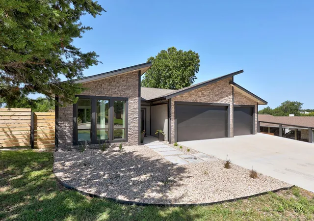 Photo 3 of Single family home for sale at 2800 Douglas Cv, Lago Vista, TX 78645 | MLS# 6552881 | Listing updated on 2026-08-05