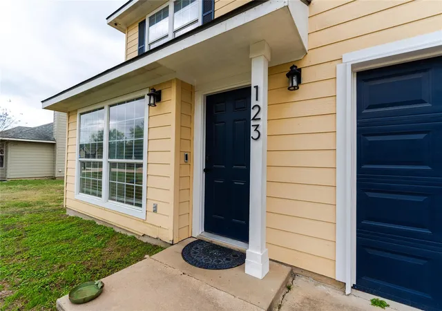 Photo 1 of Single family home for sale at 123 Kawainui Ln, Bastrop, TX 78602 | MLS# 8042666 | Listing updated on 2026-08-26