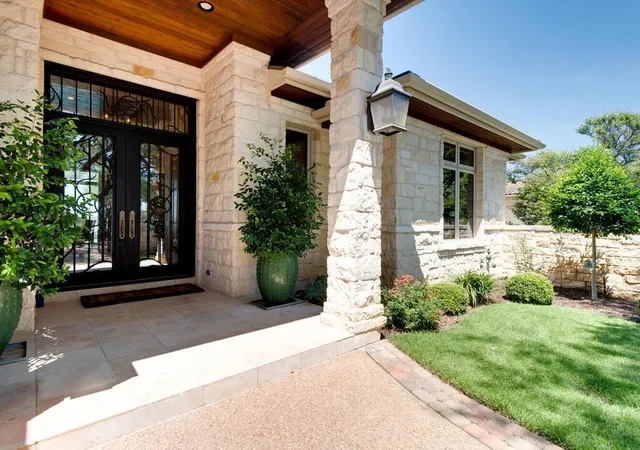 Photo 4 of Single family home for sale at 202 Hidden Hills Cv, Spicewood, TX 78669 | MLS# 5323005 | Listing updated on 2026-10-29