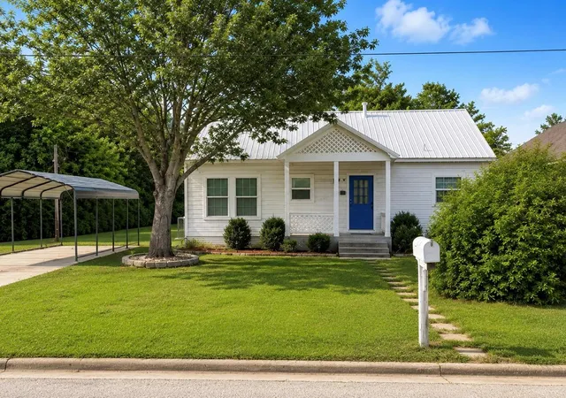 1st image of 664 E Galveston St, Giddings, TX 78942 | MLS# 4498712