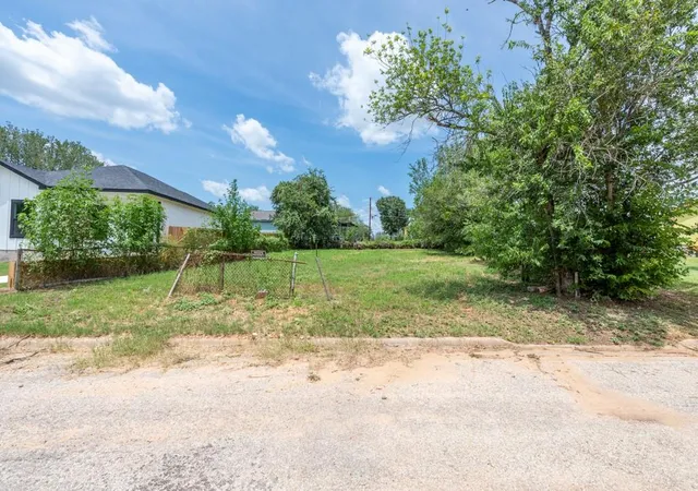 1st image of 112 Field St, Luling, TX 78648 | MLS# 6390506
