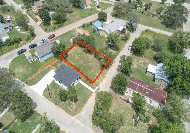 3rd image of 112 Field St, Luling, TX 78648 | MLS# 6390506