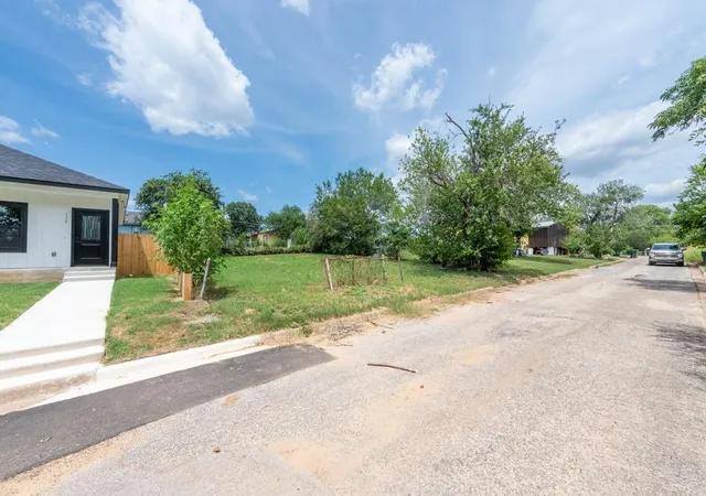 4th image of 112 Field St, Luling, TX 78648 | MLS# 6390506