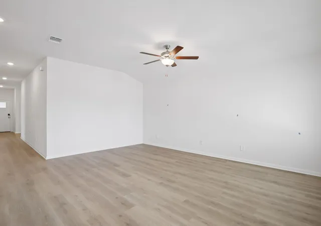 Photo 3 of Single family home for sale at 801 Universal Dr, Hutto, TX 78634 | MLS# 4889889 | Listing updated on 2026-09-02