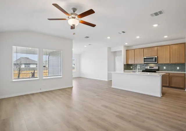 Photo 4 of Single family home for sale at 801 Universal Dr, Hutto, TX 78634 | MLS# 4889889 | Listing updated on 2026-09-02