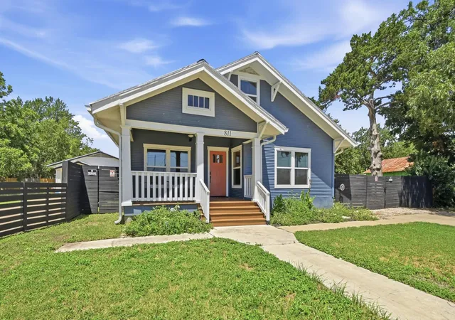 2nd image of 811/ 813 S Commerce St, Lockhart, TX 78644 | MLS# 5893119