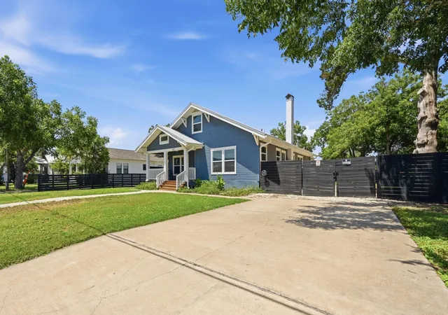 3rd image of 811/ 813 S Commerce St, Lockhart, TX 78644 | MLS# 5893119