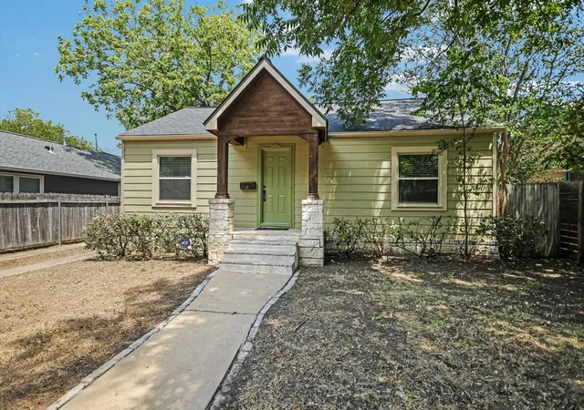 Photo 2 of Sale Pending at 102 Franklin Blvd, Austin, TX 78751 | MLS# 5589144 | Listing updated on 2026-09-02