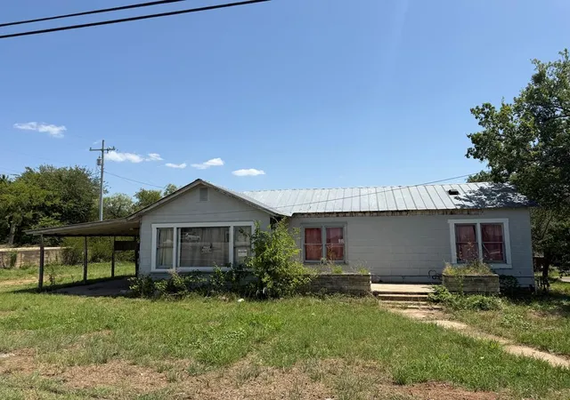 Photo 1 of Single family home for sale at 504 E Young St, Llano, TX 78643 | MLS# 5491682 | Listing updated on 2026-07-28