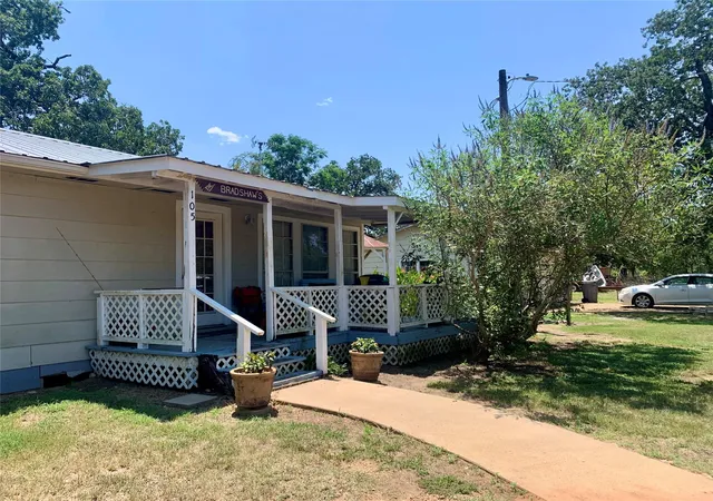Photo 1 of Single family home for sale at 105 Tom, Smithville, TX 78957 | MLS# 3451579 | Listing updated on 2026-08-03