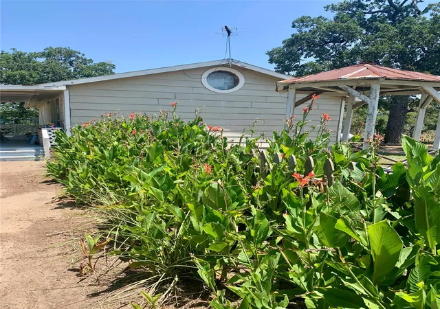 Photo 4 of Single family home for sale at 105 Tom, Smithville, TX 78957 | MLS# 3451579 | Listing updated on 2026-08-03