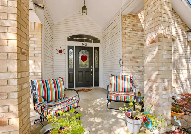 2nd image of 1001 Travis St, Lockhart, TX 78644 | MLS# 4986200