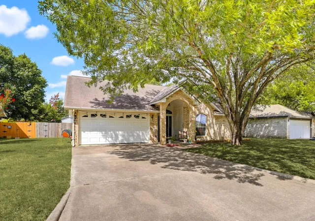 3rd image of 1001 Travis St, Lockhart, TX 78644 | MLS# 4986200