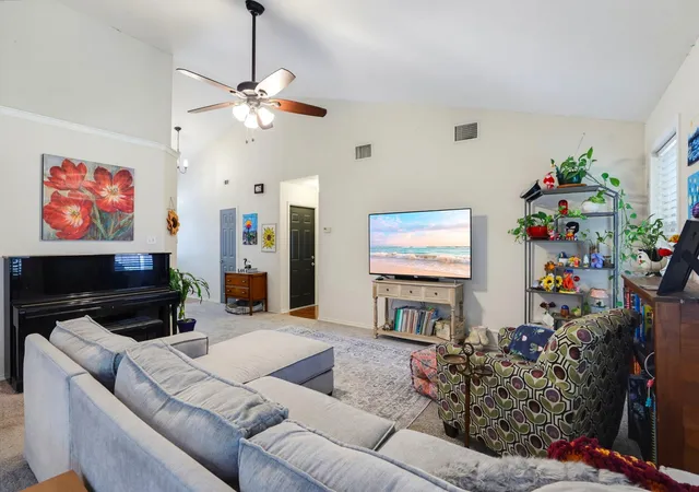 5th image of 1001 Travis St, Lockhart, TX 78644 | MLS# 4986200