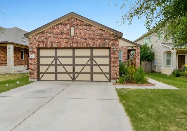 Photo 2 of Single family home for sale at 811 Screech Owl Dr, Pflugerville, TX 78660 | MLS# 6892629 | Listing updated on 2026-10-07