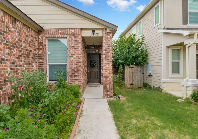 Photo 3 of Single family home for sale at 811 Screech Owl Dr, Pflugerville, TX 78660 | MLS# 6892629 | Listing updated on 2026-10-07