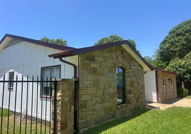 Photo 2 of Single family home for sale at 1909 Heathwood Cir, Round Rock, TX 78664 | MLS# 5784427 | Listing updated on 2026-10-27