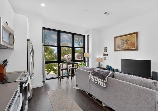 Listing Photo 5 - Condo for sale in building located at 800 Embassy Dr, Austin, TX 78702 - Unit #205