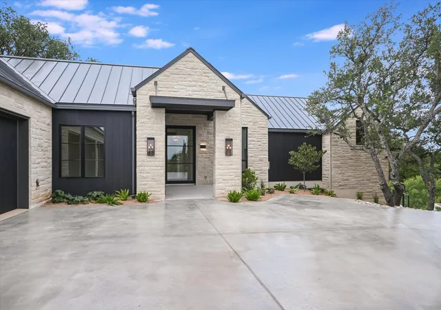 Photo 3 of Single family home for sale at 138 Coralberry, Horseshoe Bay, TX 78657 | MLS# 9226315 | Listing updated on 2026-07-29