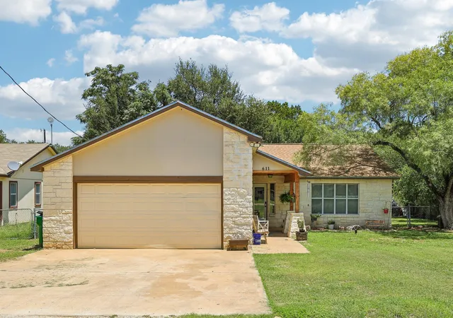 Photo 2 of Single family home for sale at 611 Magnolia Ln, Cottonwood Shores, TX 78657 | MLS# 9987617 | Listing updated on 2026-09-24