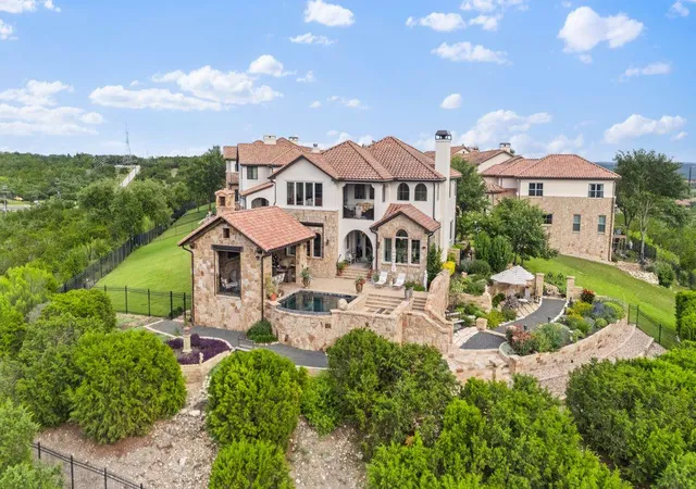 Listing Photo 4 - Condo for sale in building located at 12432 Beverly Villas Ct, Austin, TX 78732