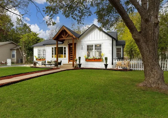 2nd image of 904 Fisher St, Taylor, TX 76574 | MLS# 6900907