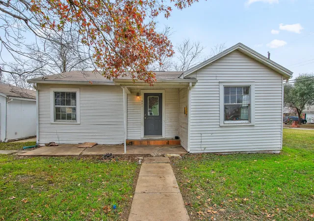 1st image of 921 W 5th St, Taylor, TX 76574 | MLS# 7345246