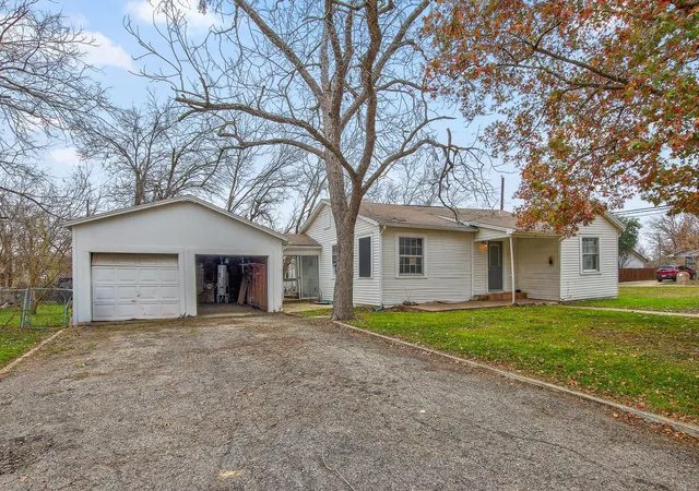 2nd image of 921 W 5th St, Taylor, TX 76574 | MLS# 7345246