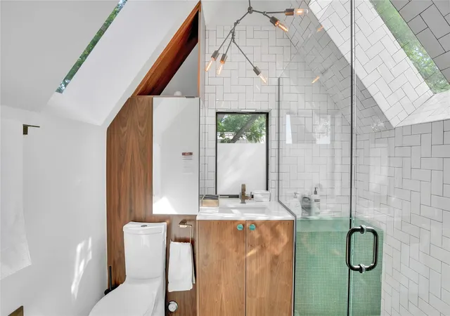 5th image of 52 Waller St, Austin, TX 78702