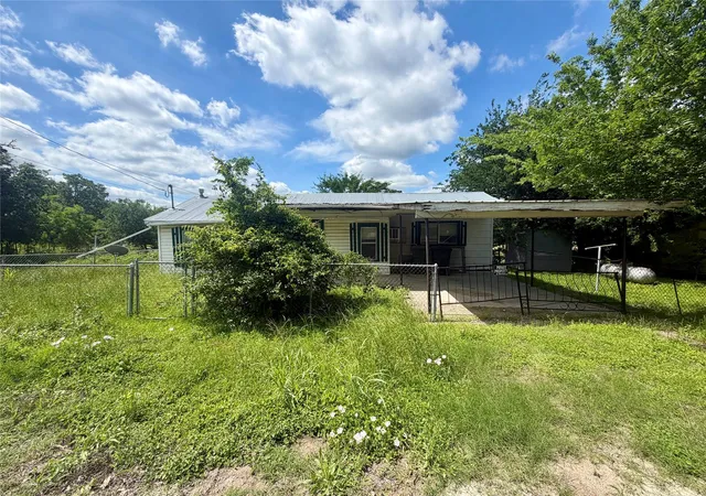 1st image of 808 W Boundary St, Giddings, TX 78942 | MLS# 3865393