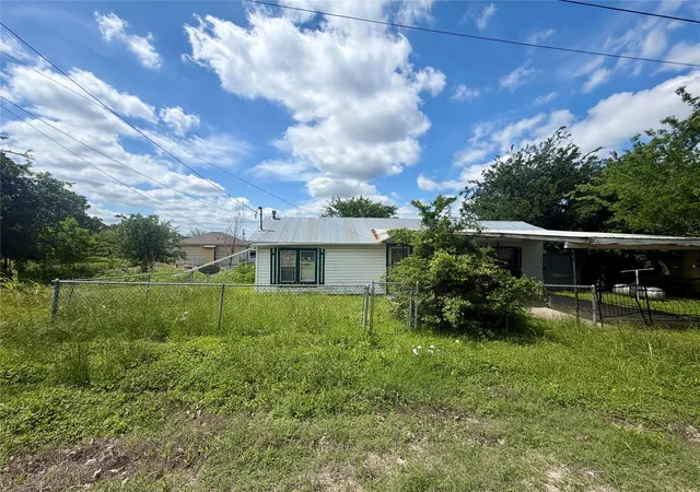 21st image of 808 W Boundary St, Giddings, TX 78942 | MLS# 3865393