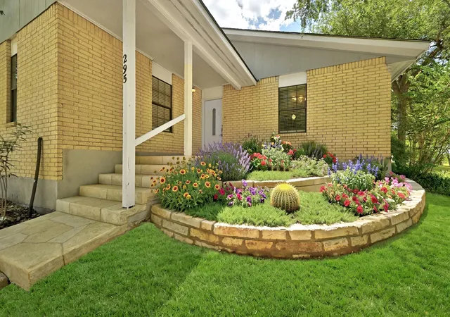 2nd image of 295 Oak Creek Cir, Luling, TX 78648 | MLS# 9272436