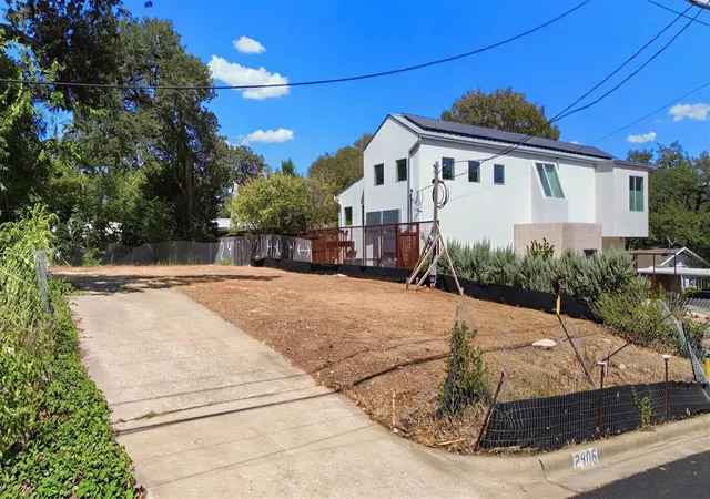 Photo 2 of Land for sale at 2406 W 10th Street, Austin, TX 78703 | MLS# 3495941 | Listing updated on 2026-10-06