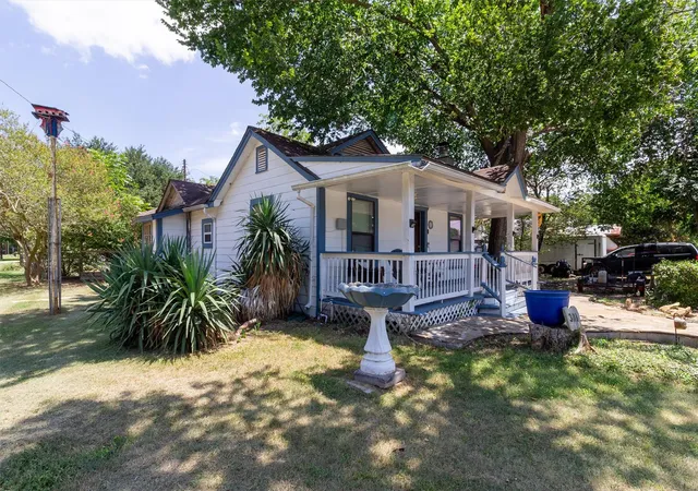 2nd image of 301 Holly Ave, Luling, TX 78648 | MLS# 6519632