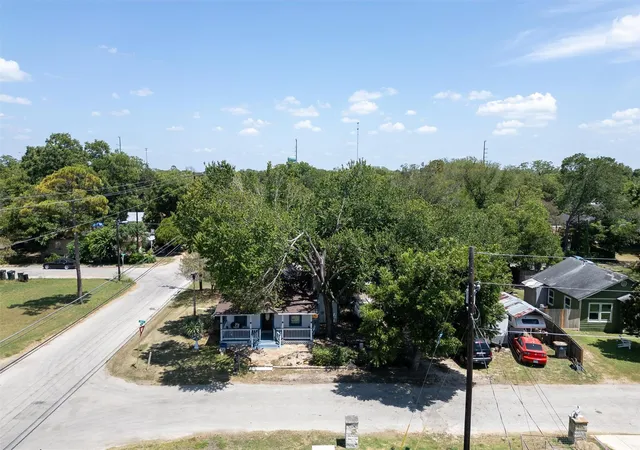 3rd image of 301 Holly Ave, Luling, TX 78648 | MLS# 6519632