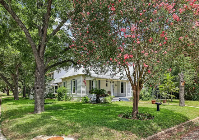 1st image of 601 Garwood St, Smithville, TX 78957 | MLS# 4550776