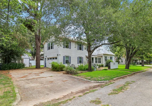 Photo 3 of Single family home for sale at 601 Garwood St, Smithville, TX 78957 | MLS# 4550776 | Listing updated on 2026-08-26