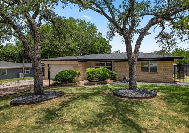 Single family home for sale at 11901 Oak Trl, Austin, TX 78753 | MLS# 2851265