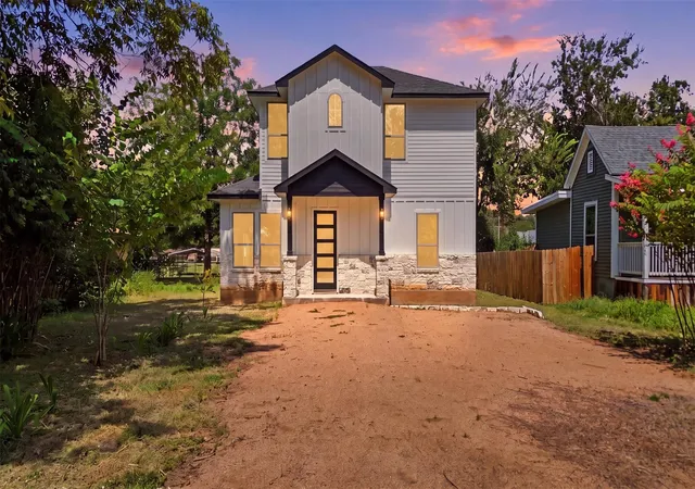 Photo 1 of Single family home for sale at 504 Walker St, Smithville, TX 78957 | MLS# 4715903 | Listing updated on 2026-08-21