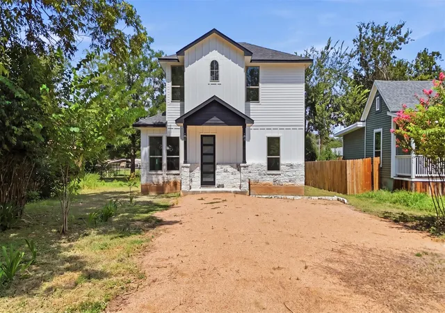 Photo 2 of Single family home for sale at 504 Walker St, Smithville, TX 78957 | MLS# 4715903 | Listing updated on 2026-08-21