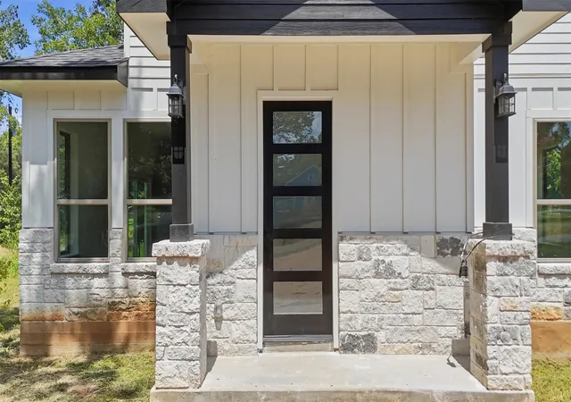 Photo 3 of Single family home for sale at 504 Walker St, Smithville, TX 78957 | MLS# 4715903 | Listing updated on 2026-08-21